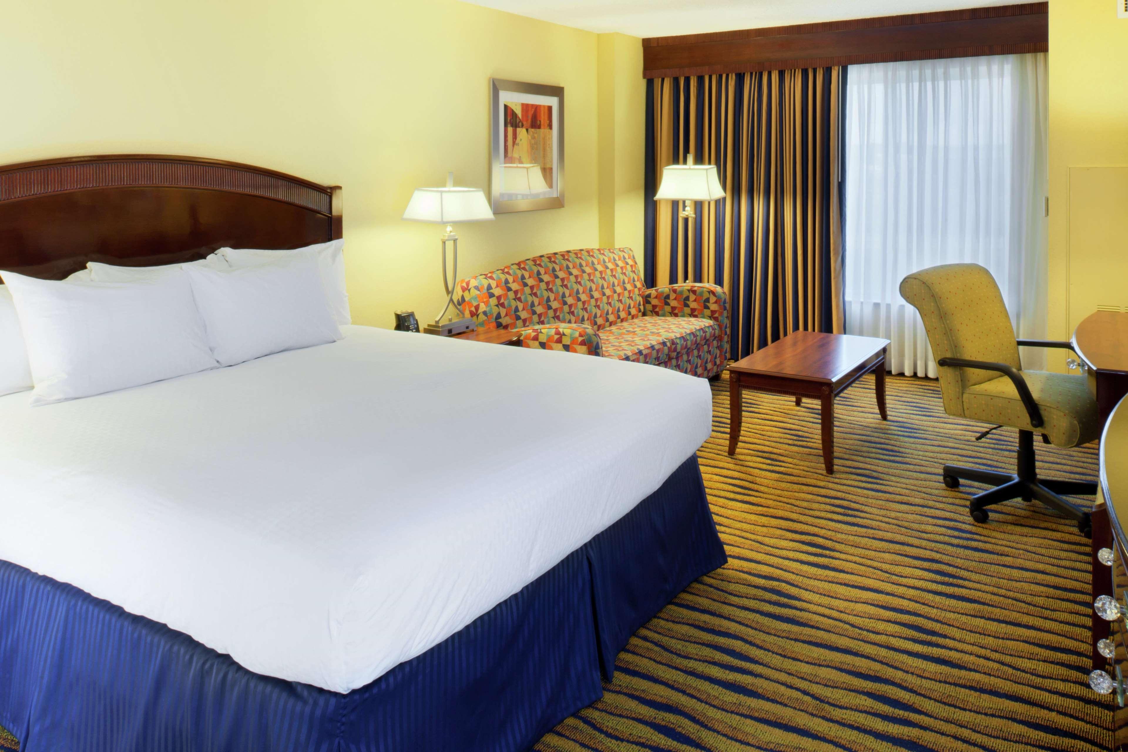 Doubletree By Hilton Ґрінсборо Номер фото