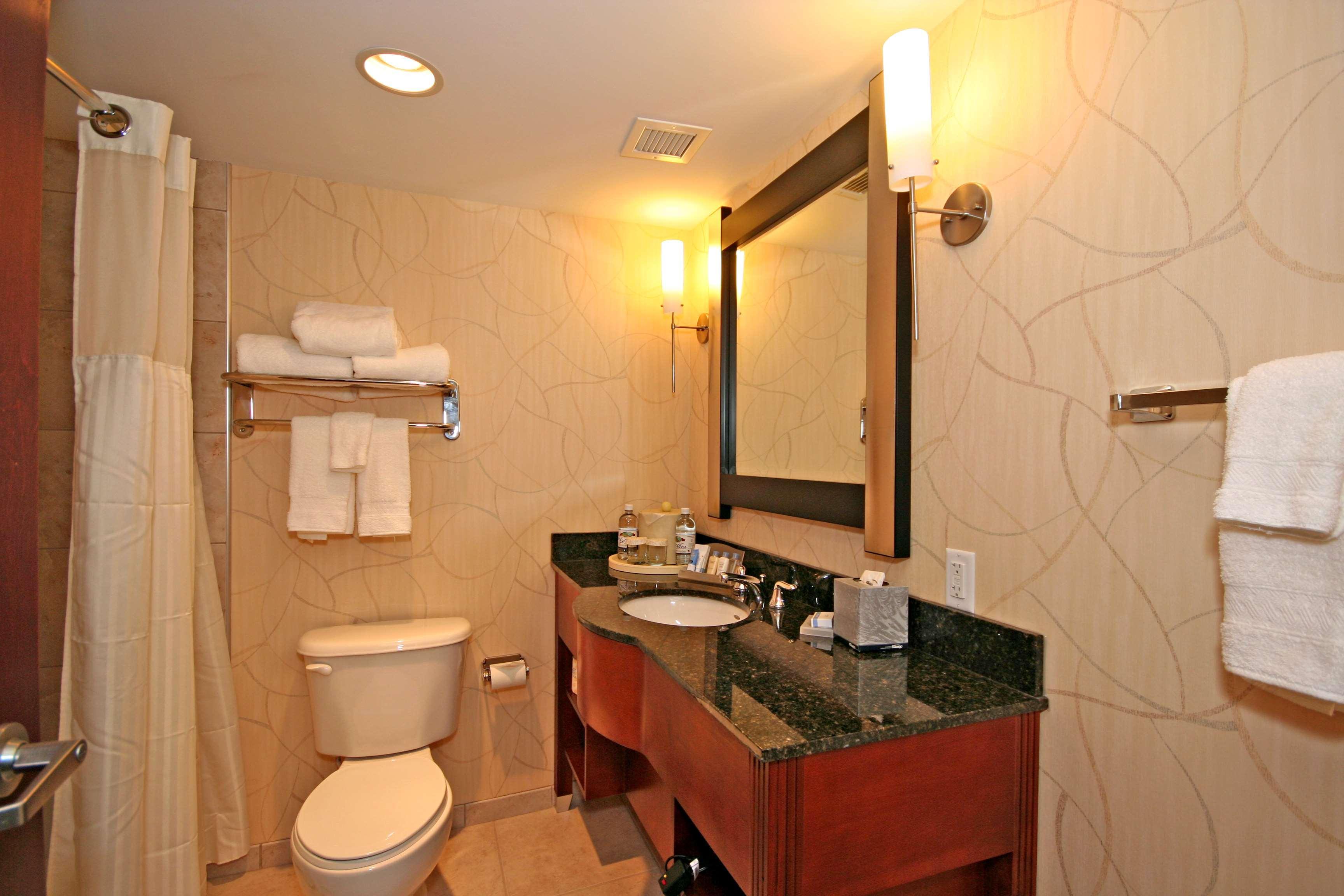 Doubletree By Hilton Ґрінсборо Номер фото